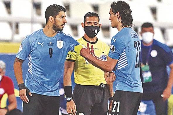 Edinson Cavani (d) y Luis Suárez de Uruguay