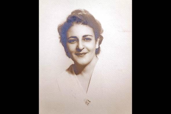 Lidia Sogandares. Ginecóloga obstetra de Panamá. Nació en 1907 y falleció en 1971. En 1934 obtuvo la licenciatura de ciencias, de la Escuela de Medicina de la Universidad de Arkansas. Al llegar a Panamá no pudo ejercer su carrera por las condiciones laborales permitidas para las mujeres en esa época. Tiempo después logró ejercer en el hospital Santo Tomás. Entre sus aportes destacan los relacionados con temas como la planificación familiar y la paternidad responsable. Archivo personal de Carmencita Sogandares