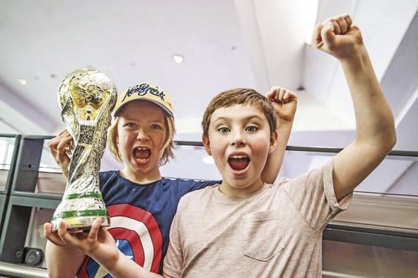 En el National Football Museum se pueden tomar fotos con los trofeos, actuar interactivamente, y anotar un gol sintiendo que lo has hecho en el mítico estadio de Wembley.