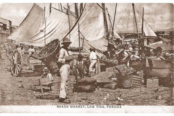 Vendedores del mercado de playa durante la marea baja.