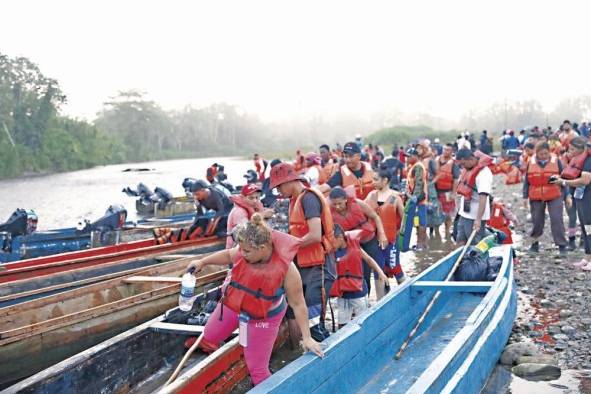 El negocio que tomó auge con la llegada de los migrantes: las piraguas. El transporte hacia Lajas Blancas cuesta $25 por persona.