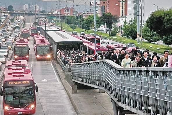 El Transmilenio de Bogotá empezó operación con 14 km en el año 2000. Véase cómo conviven dos sistemas, tanto el particular de los vehículos privados y el público, donde la característica principal es la congestión vehicular y un ambiente urbano poco atractivo.