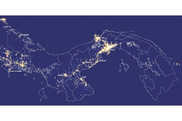 Imagen nocturna de Panamá 2016. Las áreas urbanas aparecen como luces brillantes. En esta imagen se puede observar claramente como el Área Metropolitana de Panamá se encuentra desperdigada hasta prácticamente incorporar a los distritos de Capira y San Carlos, siguiendo el eje de la Carretera Panamericana.