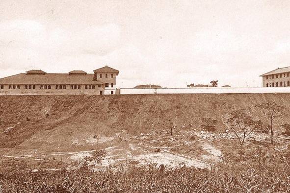 Planta potabilizadora de Miraflores en 1915. La construcción de la planta permitió utilizar el agua del recién creado lago Miraflores para abastecer los poblados permanentes en el distrito de Balboa –antigua Zona del Canal–, y a la ciudad de Panamá