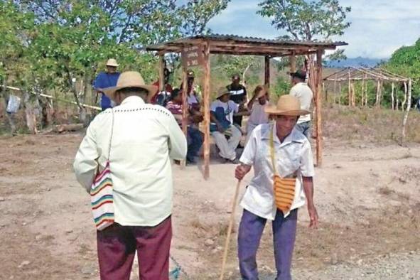 Imagen ilustrativa de campesinos en la vía hacia la comarca Ngäbe-Buglé.