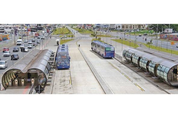 Buses biarticulados que operan con biodiésel (B100) en la Línea Verde, estación Marechal Floriano (línea 550), sistema integrado de transporte tipo BRT en Curitiba, Brasil. Implementado por Jaime Lerner.