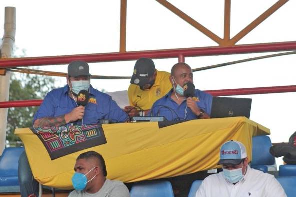 Los comentaristas Néstor Rodríguez y Alex Gómez (Der.) en plena faena.