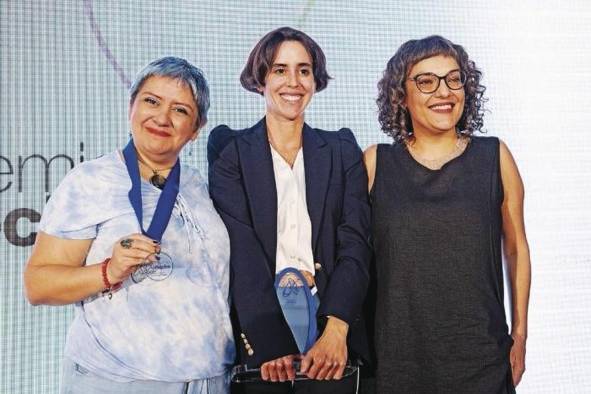 Daniela Pastrana (i) recibió una medalla como finalista durante la undécima edición del premio Roche de Periodismo en Salud 2023 en Panamá.