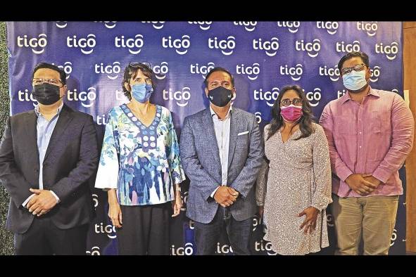 De izquierda a derecha: Manuel García, director ejecutivo de mercadeo, Tigo Panamá; Sandie Blanchet, representante de Unicef en Panamá; Marcelo Benítez, gerente general de Tigo Panamá; Anabella Yepes, directora nacional de Formación y Perfeccionamiento Profesional, Meduca, y Francisco Trejos, oficial de educación, Unicef.