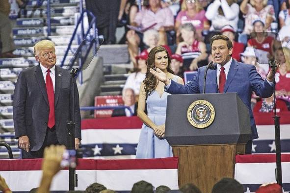 El gobernador de Florida, Ron DeSantis, en un meeting con el expresidente Donald Trump.