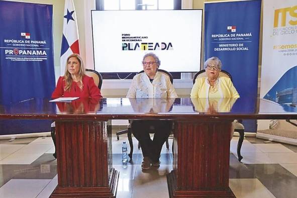 Carmen Gisel Vergara, administradora de ProPanamá; Arletty Pinel, organizadora del foro; Iraseman Rosas, coordinadora de programa adulto mayor en el Mides