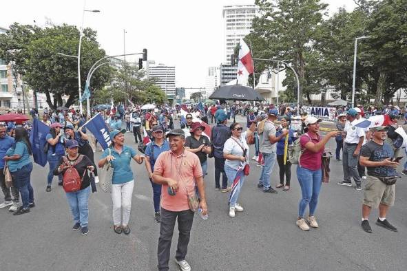 Los docentes volvieron a marchar en contra del contrato minero y continuarán hoy.