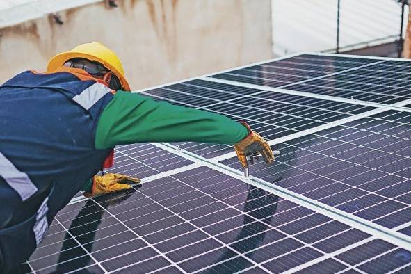 Las personas que están evaluando instalar un sistema solar deben tener cuidado con la empresa que hace la oferta.