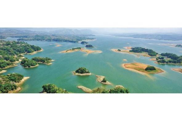 Alajuela, un lago artificial con bajos niveles por la falta de lluvias.