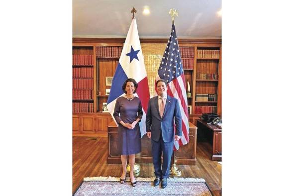 Gina Raimondo, secretaria de Comercio de EE.UU., junto con Federico Alfaro Boyd, titular del Mici