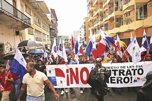 La consigna de los manifestantes es la derogación del contrato ley.