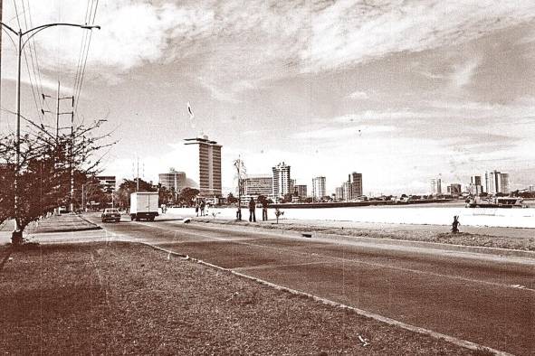 Escena urbana de la avenida Balboa previo al relleno de la cinta costera.