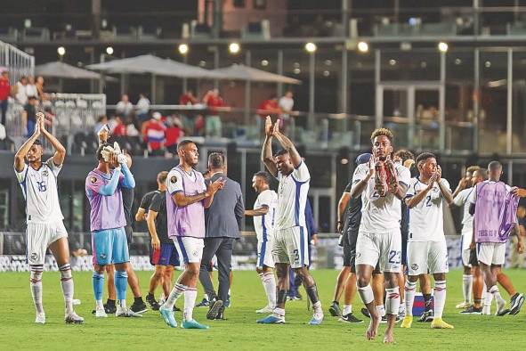 El equipo de Panamá saludaba a la fanaticada panameña que asistió al partido.