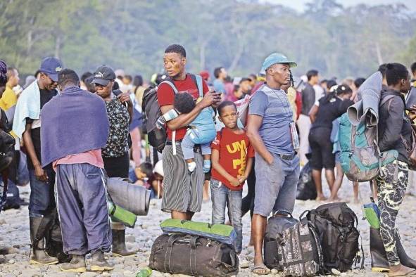 Migrantes hacen fila en la comunidad de Bajo Chiquito para ser trasladados a la Estación de Recepción Migratoria de San Vicente en Metetí (Panamá), el 11 de marzo de 2023.