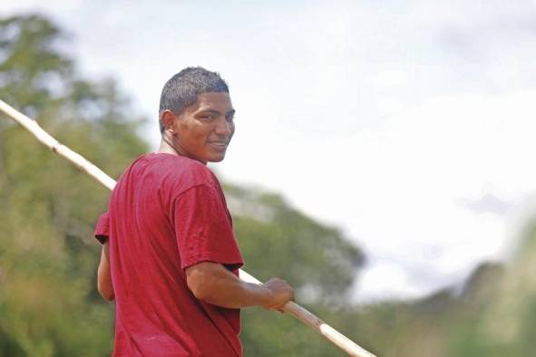 Luis, un joven de 19 años, aprendió de su abuelo el oficio de 'puntero' en la piragua.