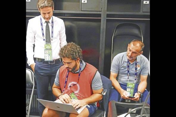 Escriu, sentado, junto al entrenador nacional Thomas Christiansen de pie, y Javi Sánchez Jara del cuerpo técnico, comparten información.