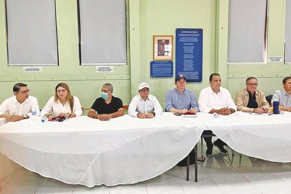 Los representantes del Ejecutivo ayer en la mesa de diálogo, en Penonomé.