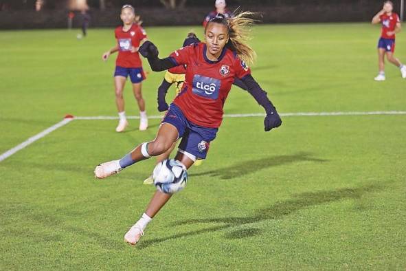 Carmen Montenegro durante un entrenamiento con la selección de Panamá en Australia.