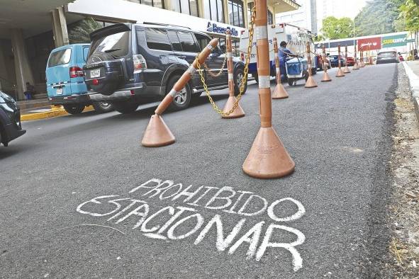 Muchos conductores se ven obligados a estacionarse en zonas prohibidas.