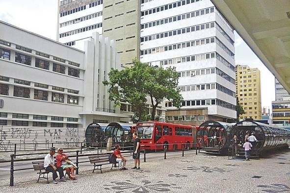 El Bus Rapid Transit (BRT) fue inventado en la ciudad de Curitiba, Brasil, con la Red Integrada de Transporte. Utiliza y adecúa elementos del sistema de transporte urbano ferroviario con autobuses: carriles exclusivos preferenciales, estaciones rápidas de acceso y trasbordo con una alta frecuencia. Esto fue posible con la reorganización del derecho de vía de las calles en la ciudad y una respuesta creativa de cómo resolver el transporte cuando los recursos son limitados.