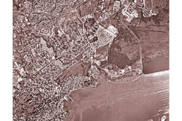 El basurero de Panamá Viejo, utilizado de 1941 a 1984, ubicado en el margen este de la desembocadura del río Abajo, próximo al sitio del mismo nombre, representaba un problema de salud pública cuando se decidió su cierre. En esta imagen de 1980 se observa cómo la expansión de la ciudad lo había alcanzado para esas fechas.