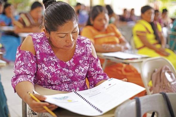 Mujeres ngäbe se han capacitado en su idioma.