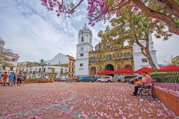 Casco Viejo. Es uno de los sitios con más oferta de actividades. Con solo ir a caminar uno puede apreciar la arquitectura y los colores. Contiene muchos restaurantes con variedad para satisfacer a todos los gustos. Se caracteriza por sus terrazas, en las que se puede apreciar el atardecer al mismo tiempo que una rica merienda.