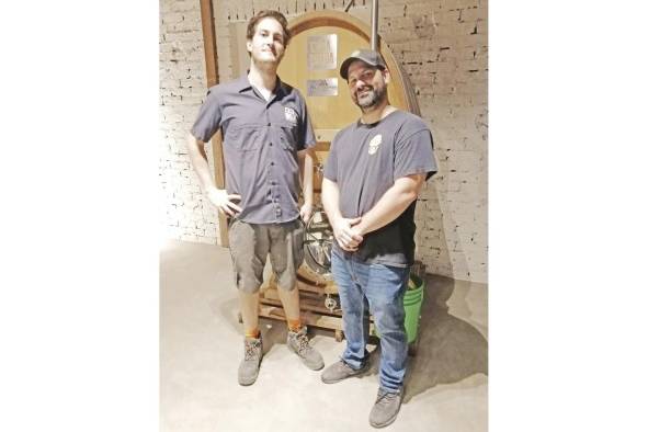 Stefano Marín y Jonathan Pragnell, en la nueva sala de barricas de Casa Bruja