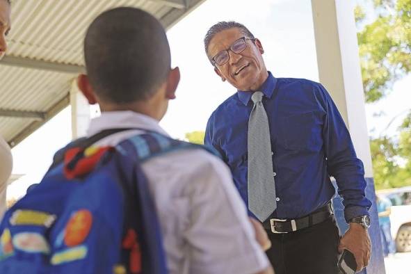 El educador Eduardo González conversa con un estudiante.