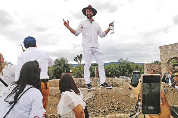 Expertos hablan sobre el proceso de producción del mezcal.