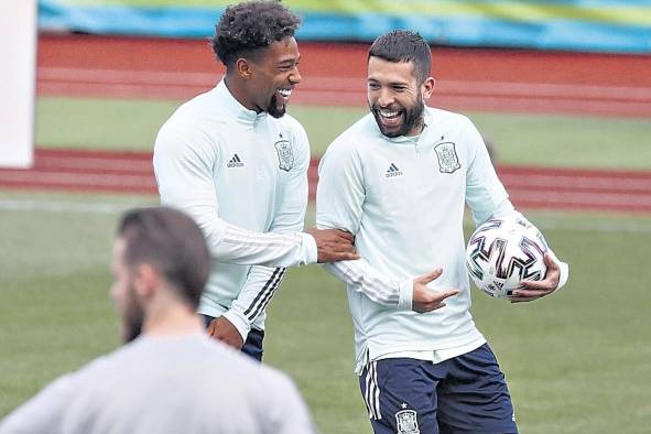 Los jugadores de la selección española, el centrocampista Adama Traoré (i) y el defensa Jordi Alba (d), durante el entrenamiento de este jueves en San Petersburgo, en la víspera del encuentro de cuartos de final de la Eurocopa 2020 ante Suiza.