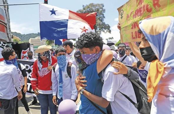 Estudiantes protestan en los predios de la Asamblea Nacional.