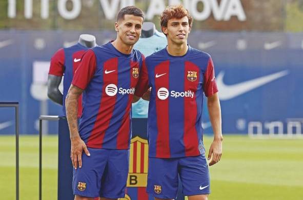 Los portugueses Joao Cancelo y Joao Félix, durante su presentación como nuevos jugadores del Barcelona.