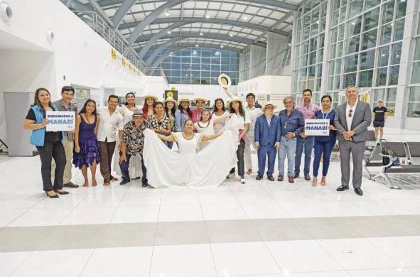 Con danzas nos recibieron los manabitas en el Aeropuerto Eloy Alfaro de Manabí.