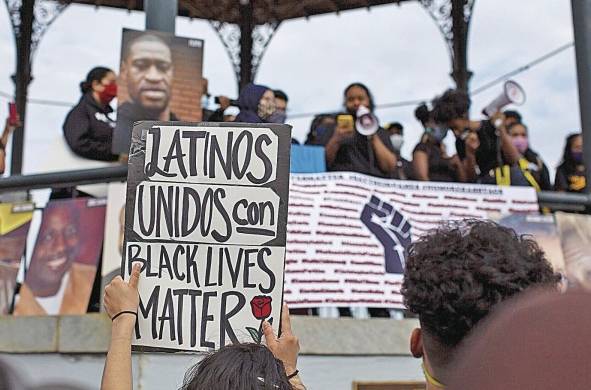 Manifestantes latinos se presentaron a las protestas en contra de los abusos policiales hacia los afroamericanos, apoyando al movimiento Black Lives Matter.