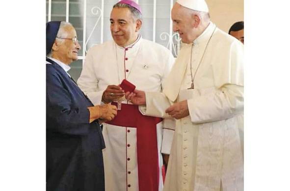 Sor Lourdes junto a monseñor José Domingo Ulloa y al papa Francisco