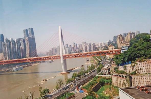 Chongqing no tiene mar, pero sí paisajes naturales de ríos y montañas.
