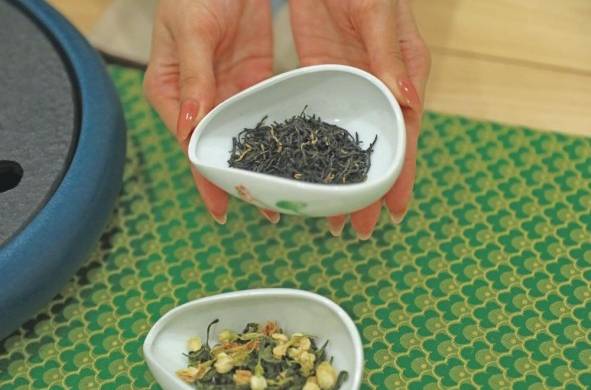 Las hojas de té se presentan en sendos recipientes. Té rojo y té de jazmín.