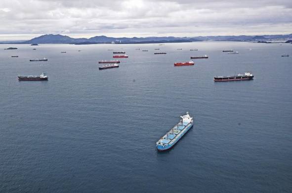 Imagen de archivo donde se muestran varias naves a la espera e transitar por el Canal de Panamá.
