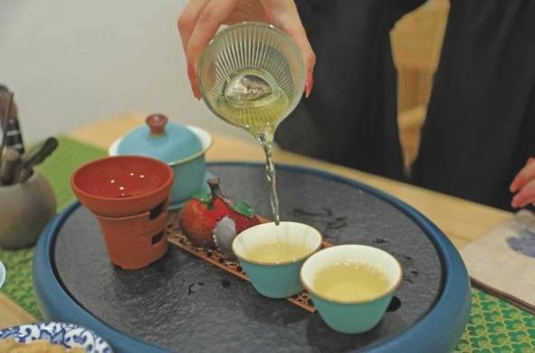 El té, luego de ser filtrado, se sirve en las tazas.