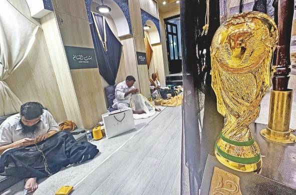 Los sastres trabajan con las tradicionales capas árabes negras y doradas (Bisht) en el Zoco Waqif de Doha.