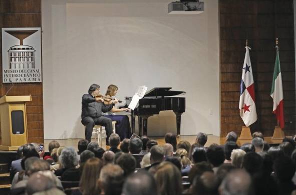 El dúo presentó por primera vez en Panamá las piezas del maestro Tedesco.
