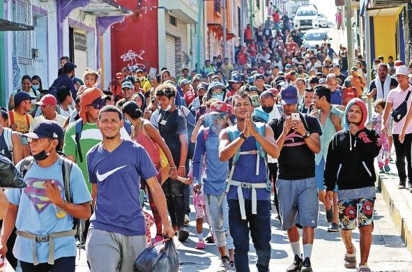 Cientos de migrantes caminan en caravana hoy, en el municipio de Tapachula, en el estado de Chiapas.