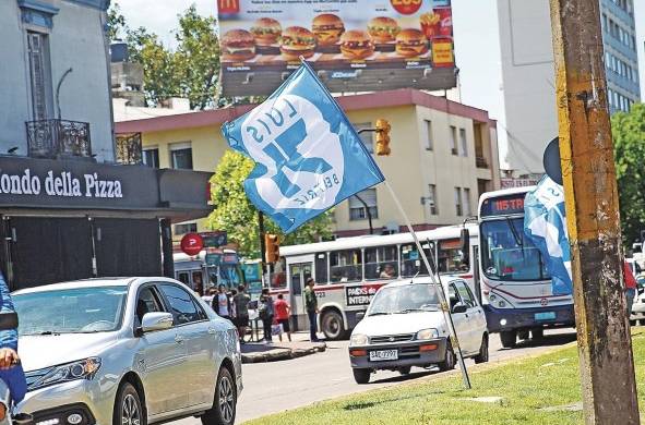 Las encuestas colocan al candidato de derechas Luis Lacalle Pou como ganador de los comicios.