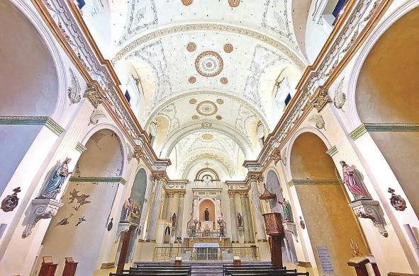 El techo abovedado del oratorio de San Felipe, con estrellas y detalles religiosos, es único en la arquitectura religiosa colonial del istmo.